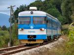 Triebwagen 7121 014 in der Nähe von Strucljevo im Verlauf der Strecke Zabok - Djurmanec / 26.08.2013.