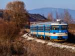 Am sonnigen und frischen Nachmittag des 20.02.2015. fährt er Triebwagen 7121 005 gerade als Regionalzug 3130 von Zabok nach Djurmanec durch die Felder und Sümpfe nördlich der Stadt Zabok. In Kürze seinen nächsten Zwischenhalt, die Haltestelle von Strucljevo erreichen. Die Sonne steht bereits ziemlich niedrig und in wenigen Minuten wird schon der Schatten der nahe gelegenen Hügel die Gleise erreichen.