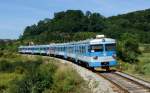 Der aus 7121 014 und 7121 028 bestehende Zug 3013 wird Novi Marof in wenig Minuten erreichen, fotografiert am 30. August 2015 bei Krusljevec.