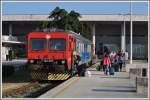 7122 007 ist als Morgenzug aus Knin angekommen und entldt eine stattliche Anzahl Reisende am total heruntergekommenen Bahnhof Zadar.