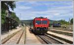 In Perković erwartete uns der Triebwagen 7122 010 fr die Fahrt nach ibenik. Diese Nebenlinie wird immerhin noch von sieben Regionalzugpaaren bedient. (01.07.2013)