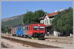 7122 013 ist in Perković eingetroffen und wird nach Ankunft des Regionalzuges aus Split weiter als R5803 nach Knin fahren. (02.07.2013)