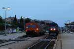 7122 023 und 2044 002 stehen am Abend des 27.08.2013 zur Abfahrt im Bahnhof Split bereit.