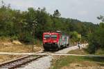 7122 002 als 4707 von Buzet nach Pula am 23.08.2013 bei Borut. Leider sind alle in Istrien eingesetzten Triebwagen komplett mit Graffiti beschmiert.