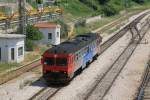 7122 010 mit Regionalzug 5525 Kaštel Stari-Split auf Bahnhof Solin am 19-5-2015.