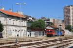 7122 010 mit Regionalzug 5825 Perkovic-Šibenik auf Bahnhof Šibenik am 28-5-2015.