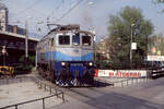 HZ 1 061 106 mit einem Zug nach Zagreb, Rijeka, 13.04.2007 - Scan vom Dia
