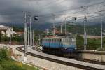 Nachdem 1061 011 ihren Gterzug im Bahnhof Skrljevo abgestellt hatte, fuhr sie solo zurckn nach Rijeka. Aufgenommen am 08.06.2011 in Skrljevo.