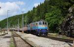 Altbau E-Lok HZ 1061.106 erreicht aus Richtung Karlovac kommend am 25.5.2011  mit einem Gterzug den Berg Bahnhof Lokvet und wird nun im Bahnhof gestoppt,  um einen Gegenzug aus Rijeka durch zu