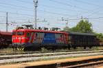 Karlovac / Kroatien am 27.5.2011  Die sonderlackierte 1141.311 der HZ wartet abgebgelt im Bahnhof.