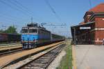 Im Bahnhof Karlovac (Kroatien)fhrt am 27.5.2011   gerade die HZ 1141.208 mit dem IC nach Zagreb ab.