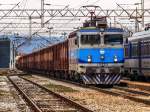 Aus Slowenien kommend donnerte am 13.03.2015. die 1141 213 mit ihrem aus unzähligen leeren E-Wagen zusammengesetzten Güterzug durch den Bahnhof von Zapresic in Richtung Zagreb Verschiebebahnhof. Obwohl Elektrolokomotiven der Teilreihe 1141 200 eine Höchstgeschwindigkeit von 140 km/h erreichen, wurden sie der Güterverkehrssparte (HZ Cargo) zugewiesen.