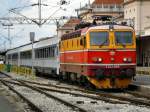 1142 005 mit internationalem Schnellzug Nr. 415 von Zürich nach Belgrad bei der Ausfahrt aus dem Zagreber Hauptbahnhof / 09.11.2013.