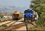 Als 2044 011 (92 78 2044 011-7 HR-HŽPP | EMD GT22HW-2) im Bahnhof Solin (HR) zurücksetzt, fährt neben ihr sogleich ein Zementzug für das hiesige Werk vor, geschoben von 2132 305 (98 78 2132 305-0 | C-14).
Die Szene wurde von einem Fußweg eingefangen.

🧰 HŽ Putnički prijevoz (HŽPP) | HŽ Cargo d.o.o.
🕓 5.9.2022 | 15:14 Uhr