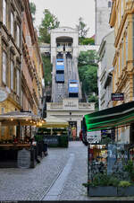 Die Uspinjača (Standseilbahn) von Zagreb – mit 66 Metern Länge und 30,5 Metern eine der kürzesten und steilsten Bahnen der Welt – gesehen von der Tomićeva ulica.