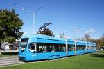 Kroatien / Straßenbahn Zagreb / Tramvaj Zagreb / Zagrebački Električni Tramvaj (ZET): CroTram TMK 2200 - Wagen 2240, aufgenommen im Oktober 2017 an der Haltestelle  Borongaj  im