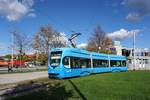 Kroatien / Straßenbahn Zagreb / Tramvaj Zagreb / Zagrebački Električni Tramvaj (ZET): CroTram TMK 2300 - Wagen 2302, aufgenommen im Oktober 2017 an der Haltestelle  Borongaj  im