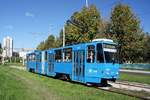 Kroatien / Straßenbahn Zagreb / Tramvaj Zagreb / Zagrebački Električni Tramvaj (ZET): Tatra KT4YU - Wagen 320, aufgenommen im Oktober 2017 in der Nähe der Haltestelle