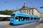 Kroatien / Straßenbahn Zagreb / Tramvaj Zagreb / Zagrebački Električni Tramvaj (ZET): CroTram TMK 2200 - Wagen 2205, aufgenommen im Juni 2018 am Hauptbahnhof in Zagreb.