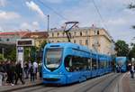 Tw.2249 am Trg Kralja Tomislava an der Haltestelle Hauptbahnhof.