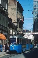 Scan vom Dia: Ein Dreiwagenzug der Linie 6, geführt vom Tw.223, fährt durch die Ilica zum Westbahnhof.