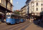 Tw 218 der Baureihe TMK 201 ist mit zwei Beiwagen auf der Linie 12 im Juli 2005 in der Innenstadt von Zagreb unterwegs. Bei diesen Vierachsern handelt es sich um eine von Duro Darkovic Anfang der 1970er Jahre gebaute Weiterentwicklung der Baureihe TMK 101.