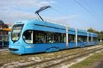 Kroatien / Straßenbahn Zagreb / Tramvaj Zagreb / Zagrebački Električni Tramvaj (ZET): CroTram TMK 2200 - Wagen 22109, aufgenommen im Oktober 2017 an der Haltestelle  Sopot  im Stadtgebiet von Zagreb.