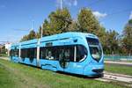 Kroatien / Straßenbahn Zagreb / Tramvaj Zagreb / Zagrebački Električni Tramvaj (ZET): CroTram TMK 2300 - Wagen 2301, aufgenommen im Oktober 2017 in der Nähe der Haltestelle