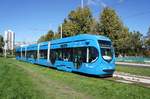 Kroatien / Straßenbahn Zagreb / Tramvaj Zagreb / Zagrebački Električni Tramvaj (ZET): CroTram TMK 2200 - Wagen 2270, aufgenommen im Oktober 2017 in der Nähe der Haltestelle  Getaldićeva  im Stadtgebiet von Zagreb.