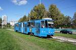 Kroatien / Straßenbahn Zagreb / Tramvaj Zagreb / Zagrebački Električni Tramvaj (ZET): Tatra KT4YU - Wagen 318, aufgenommen im Oktober 2017 in der Nähe der Haltestelle  Getaldićeva  im Stadtgebiet von Zagreb.