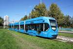 Kroatien / Straßenbahn Zagreb / Tramvaj Zagreb / Zagrebački Električni Tramvaj (ZET): CroTram TMK 2200 - Wagen 2246, aufgenommen im Oktober 2017 in der Nähe der Haltestelle