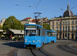 Auch sonntagmorgen herrscht in Zagreb reges Treiben, und so konnte ich am 09. September 2018 den in sanftes Morgenlicht gehüllten Tatra-Triebwagen 325 nach Borongaj am Trg kralja Tomislava fotografieren. 