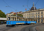 ZET Triebwagen 11 war am frühen Morgen  mit Beiwagen 559 als Linie 100 unterwegs, und wurde von mir am 11. September 2018 vor der Kulisse des Starčevićev dom am König-Tomislav-Platz fotografiert.