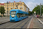 CroTram TMK 2200, Wagen 2215, hält am Hauptbahnhof (Glavni kolodvor) von Zagreb (HR).