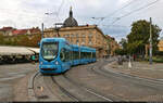 Am grauen letzten Augustabend schlängelt sich CroTram TMK 2200, Wagen 2241, zur Haltestelle Glavni kolodvor in Zagreb (HR).