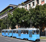 In den 1970er Jahren wurden von Đuro Đaković in Slavonski Brod die vierachsigen Triebwägen der Baureihe TMK 201 gebaut. Am frühen Morgen des 12. September 2023 war TMK 205 samt Beiwagen 730 auf der Line 2 nach Savišće unterwegs und wurde dabei von mir auf der Ulica Kneza Branimira fotografiert.