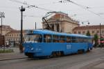 Vor dem Hauptbahnhof der kroatischen Hauptstadt Zagreb treffen viele Tram
Bahn Linien aufeinander. Am 28.4.2008 herrschte dort eine groe Fahrzeug
Vielfalt. Hier befindet sich gerade die Tatra Tram 410 der Linie 4 in 
der Wendeschleife vor dem Bahnhofsgebude.