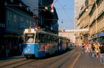 Ein klassischer Zagreber Vierachser-Dreiwagenzug mit dem Tw 225 an der Spitze fährt im Sommer 2005 durch die Ilica