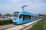 Kroatien / Straßenbahn Zagreb / Tramvaj Zagreb / Zagrebački Električni Tramvaj (ZET): CroTram TMK 2200 - Wagen 22113, aufgenommen im Oktober 2017 in der Nähe der Haltestelle