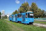 Kroatien / Straßenbahn Zagreb / Tramvaj Zagreb / Zagrebački Električni Tramvaj (ZET): Tatra KT4YU - Wagen 304, aufgenommen im Oktober 2017 in der Nähe der Haltestelle