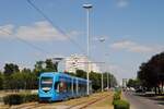 Tw.22138 auf der 1987 nach Jarun eröffneten und 2000 nach Precko verlängerten Neubaustrecke der Linie 17 in der Horvacanska Cesta kurz vor der Haltestelle Srednjaci. (18.06.2025)