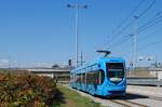 Zagreb: Der erstgebaute Tw.2201 der Type TMK2200 im Einsatz auf der Linie 7 nach Dubrava in der Avenija Dubrovnik kurz vor der Haltestelle Savski Gaj.