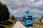 Zagreb: Tw.2203 der Linie 14 nach Zaprude hat soeben die Save �ber die Jadranski most �berquert und f�hrt nun in die Haltestelle Arena Zagreb ein.