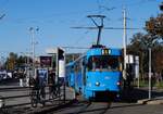 Zagreb: Von den einst 95 Wagen der ab 1976 gelieferten Reihe T4YU sind noch rund zehn Garnituren in Betrieb, die an Schultagen als Verst�rker auf den Linien 4 und 6 eingesetzt werden. Am fr�hen Vormittag des 13.10.2026 verl��t die aus den Wagen 467 + ...