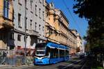 Zagreb: Der neu gelieferte Tw.2407 als Linie 13 zum Kvaternikov trg kurz vor der Haltestelle Glavni kolodvor (Hauptbahnhof). (13.10.2026)