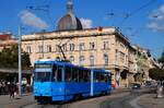 Zagreb: KT4YU 327 �berquert als Linie 2 nach Savisce den Trg Kralja Tomislava und erreicht in wenigen Metern die Haltestelle Glavni Kolodvor (Hauptbahnhof). (13.10.2026)