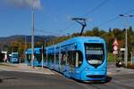 Zagreb: Tw. 22111 der Linie 14 nach Zaprude verl��t die Zwischenendstelle Mihaljevac, im Hintergrund erhebt sich der Hausberg der Stadt Zagreb, der 1030m hohe Sljeme. (13.10.2026)