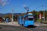 Zagreb: KT4YU 304 im Einsatz auf der nur werktags betriebenen Linie 8 nach Zaprude bei der Ausfahrt aus der Zwischenendstelle Mihaljevac.