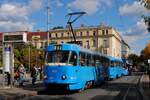 Zagreb: T4YU 477 (mit silber lackiertem Dach) + B4YU 846 als Linie 6 nach Crnomerec auf dem Trg Kralja Tomislava an der Haltestelle Glavni Kolodvor (Hauptbahnhof). (13.10.2026)
