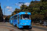 Zagreb: Zur Zeit ist der im Jahr 1976 von CKD-Tatra gelieferte T4YU 410 der �lteste im planm��igen Personenverkehr stehende Triebwagen der Stra�enbahn Zagreb. Am Abend des 13.10.2026 �berquert er als Linie 6 mit dem nur drei Jahre j�ngeren Beiwagen 8 ...